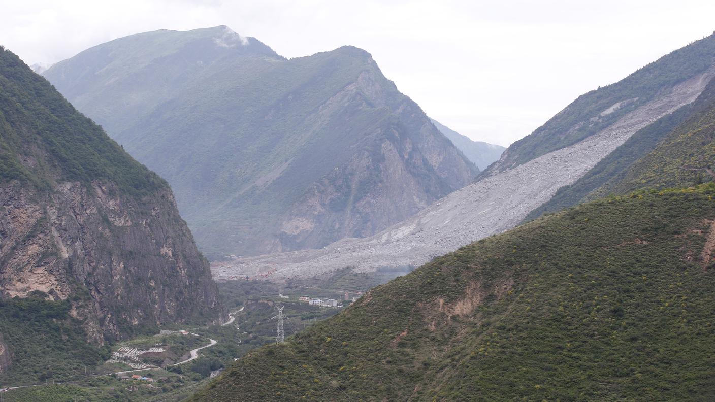 Tonnellate di roccia hanno seppellito il paese