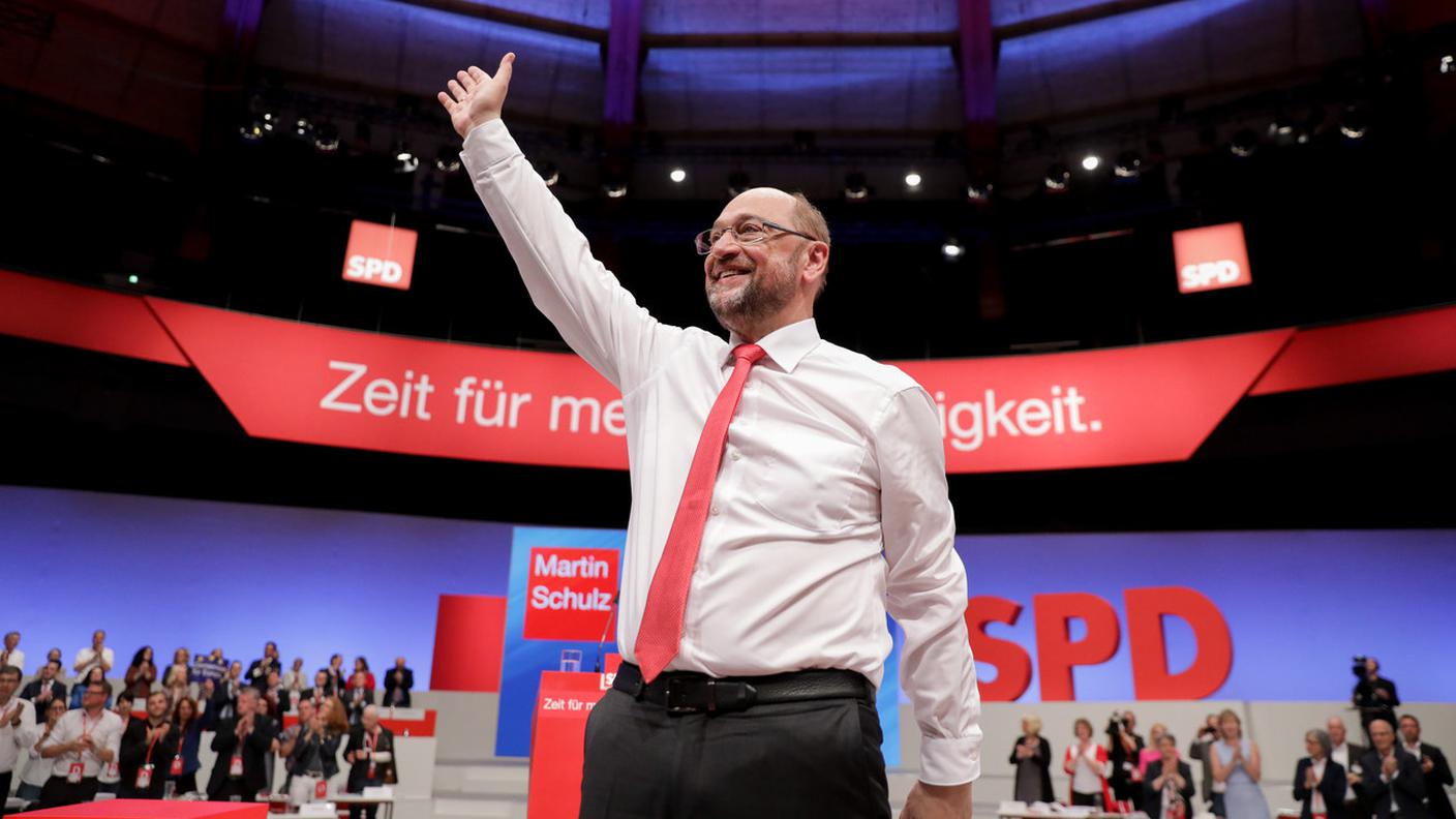 Martin Schulz a Dortmund tenta di recuperare terreno su Angela Merkel