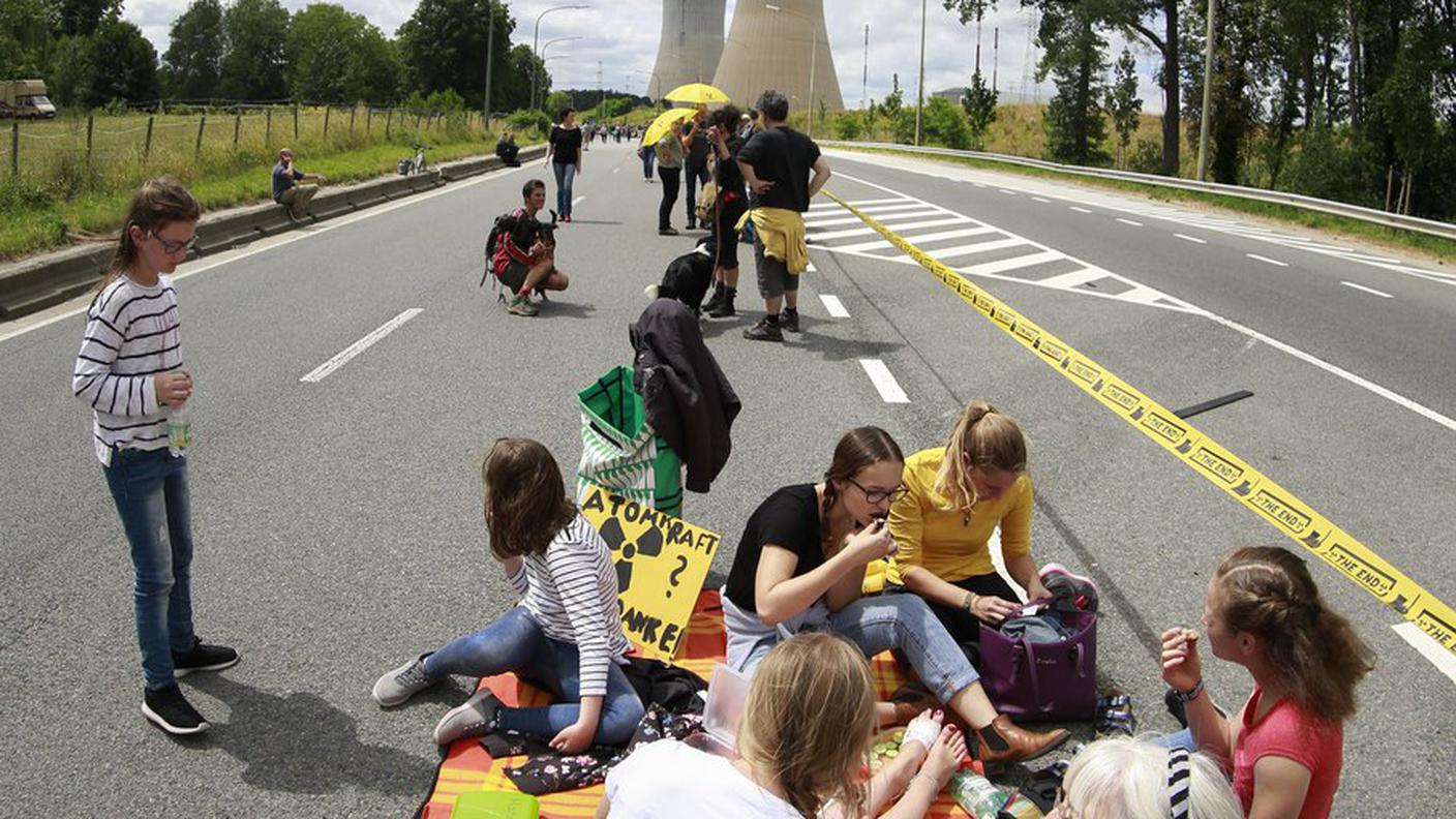 Una protesta lunga 90 chilometri per la chiusura di due centrali nucleari in Belgio