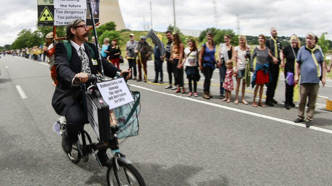 Una protesta lunga 90 chilometri per la chiusura di due centrali nucleari in Belgio