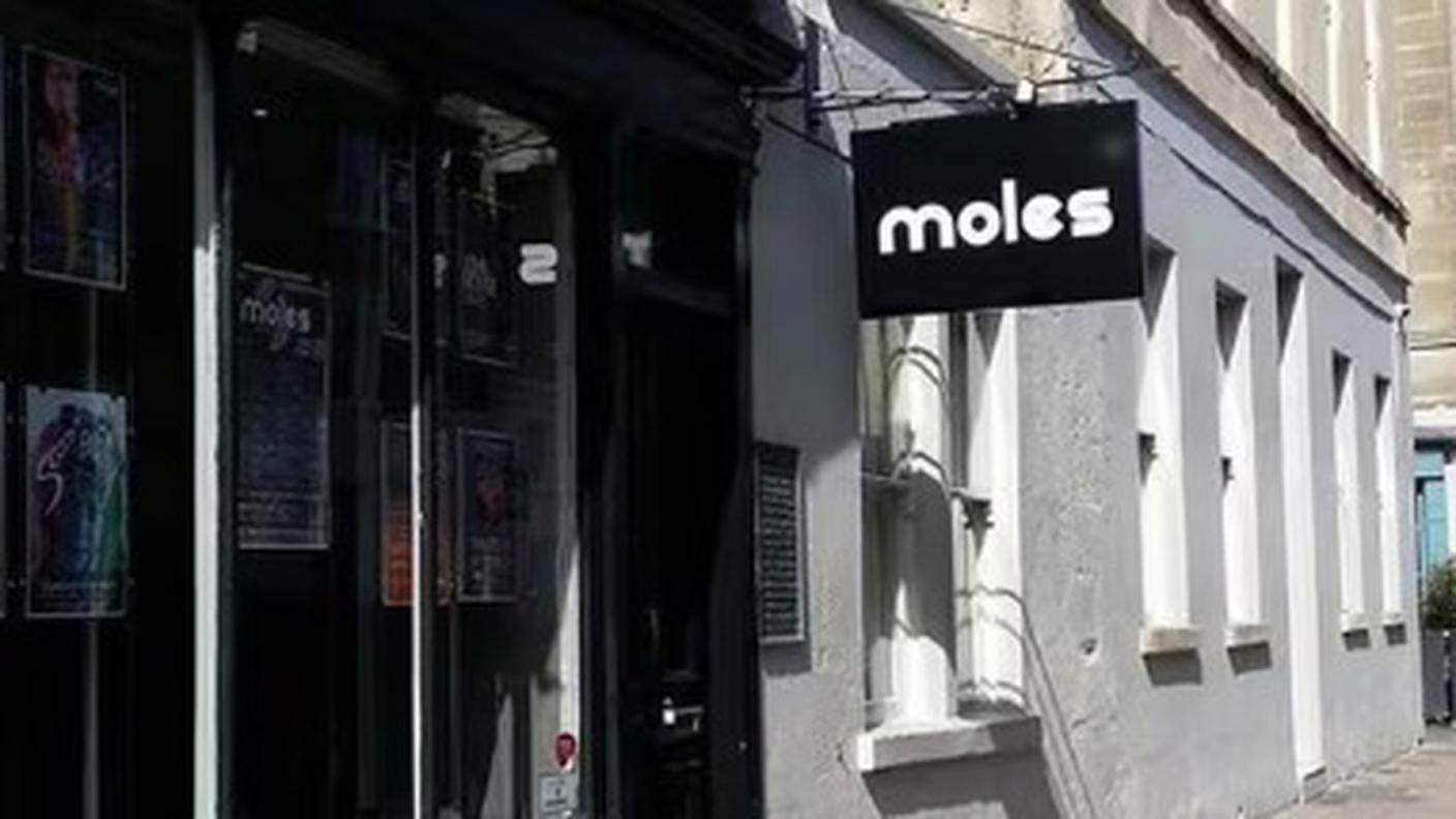 L'entrata dello storico club Moles di Bath
