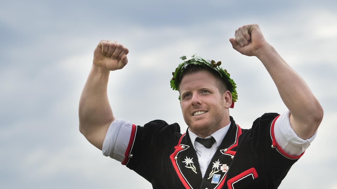 Matthias Glarner trionfante alla Festa federale di lotta svizzera 2016