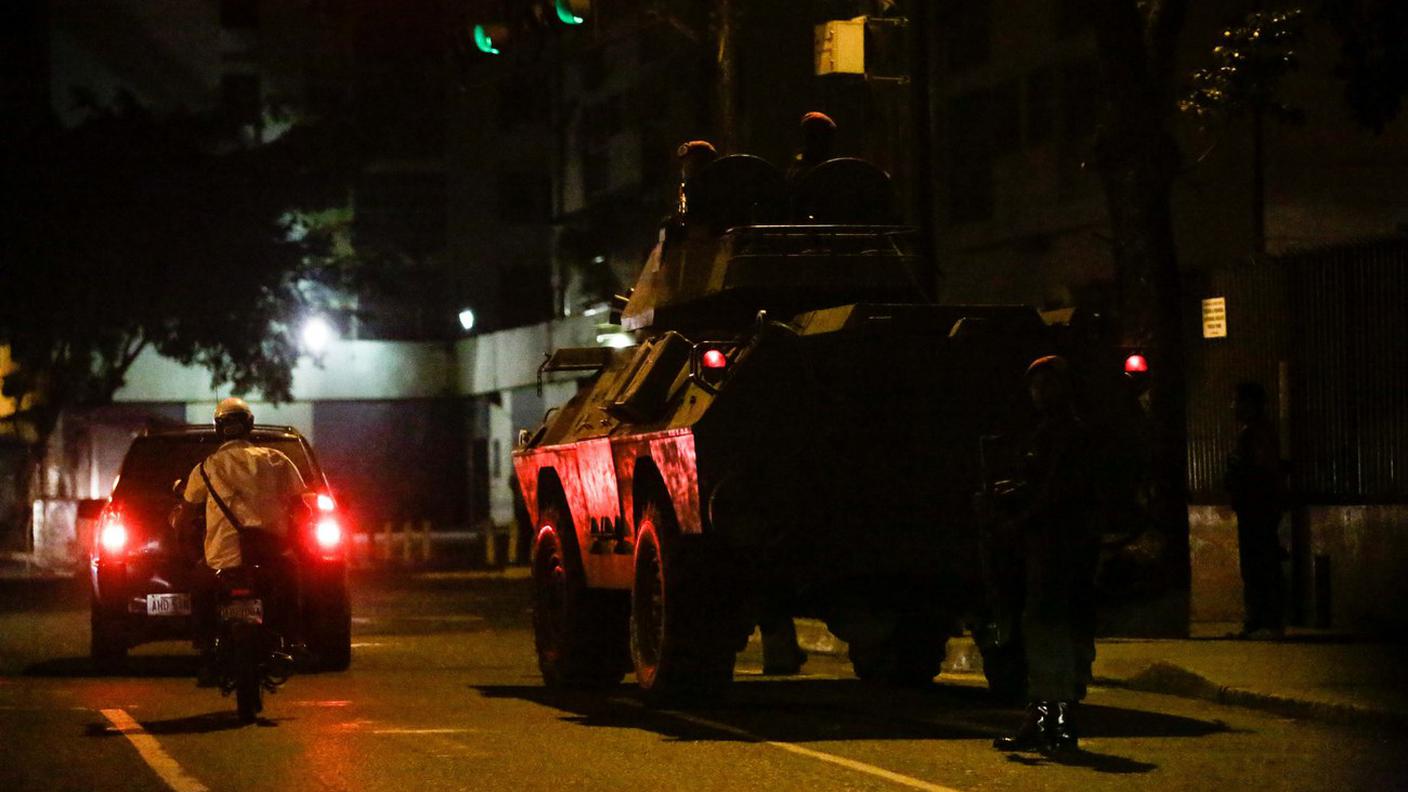 Mezzi militari si dirigono verso il palazzo presidenziale 