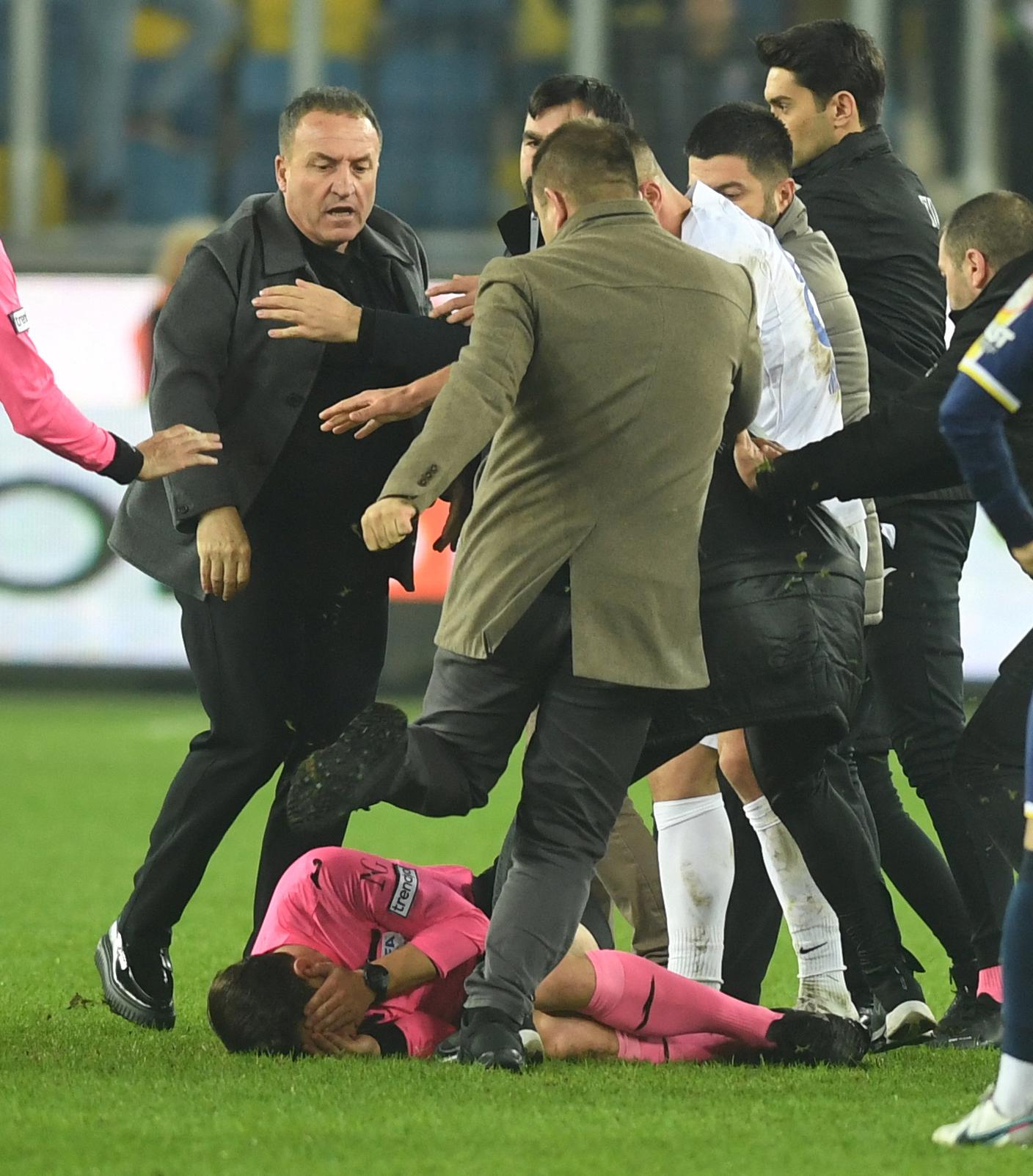 2023-12-11T231749Z_844120196_RC29V4A0XGWQ_RTRMADP_3_SOCCER-TURKEY-REFEREE.JPG