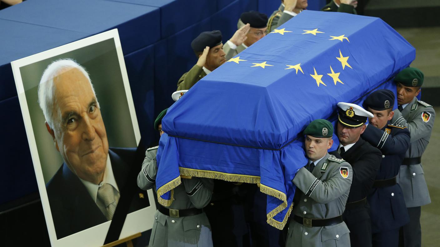 Soldati tedeschi portano la bara di Kohl nel Parlamento europeo a Strasburgo