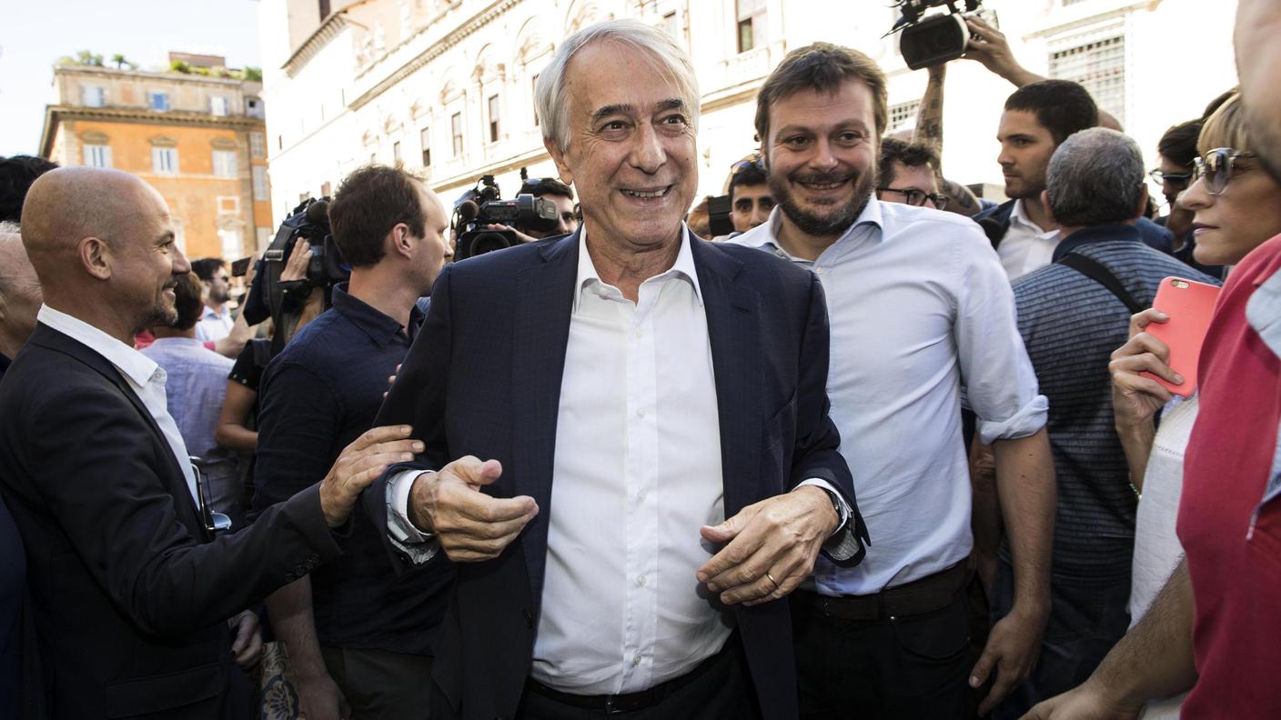 Pisapia attorniato dai suoi sostenitori, prima del suo intervento