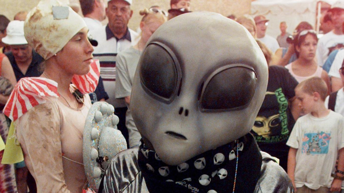 Un appassionato di Ufo in costume per le strade di Roswell