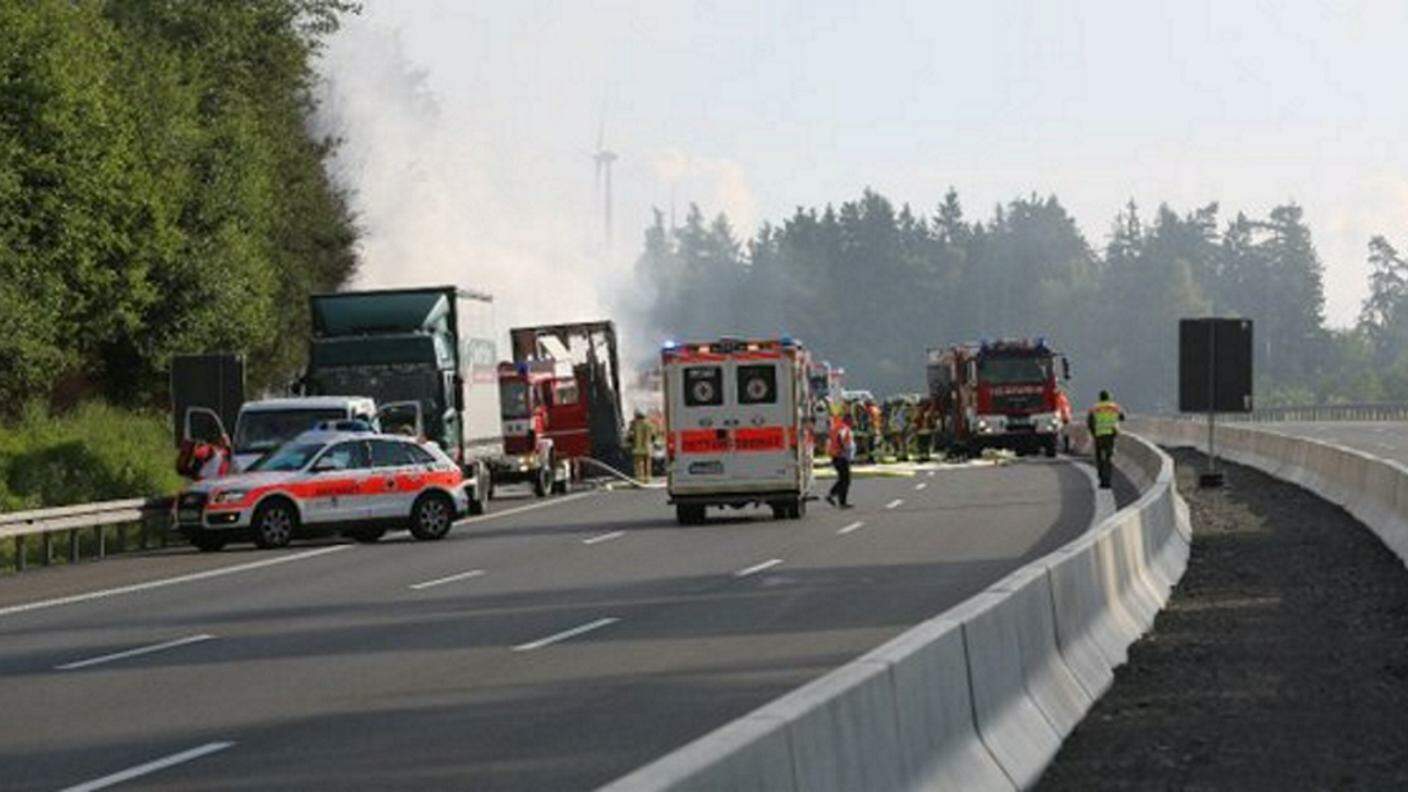 I soccorsi sull'autostrada A9 dopo l'impatto tra un pullman e un camion