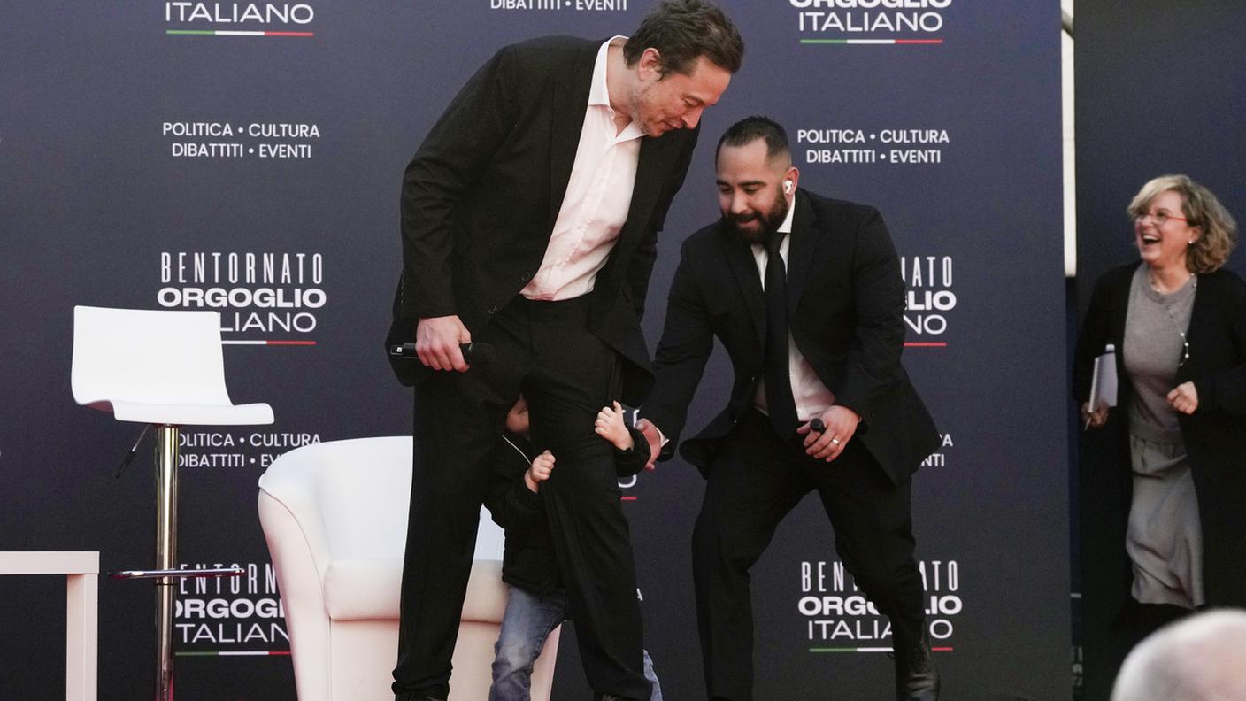Musk ospite alla kermesse di Fratelli d'Italia a Roma, è arrivato sul palco con suo figlio