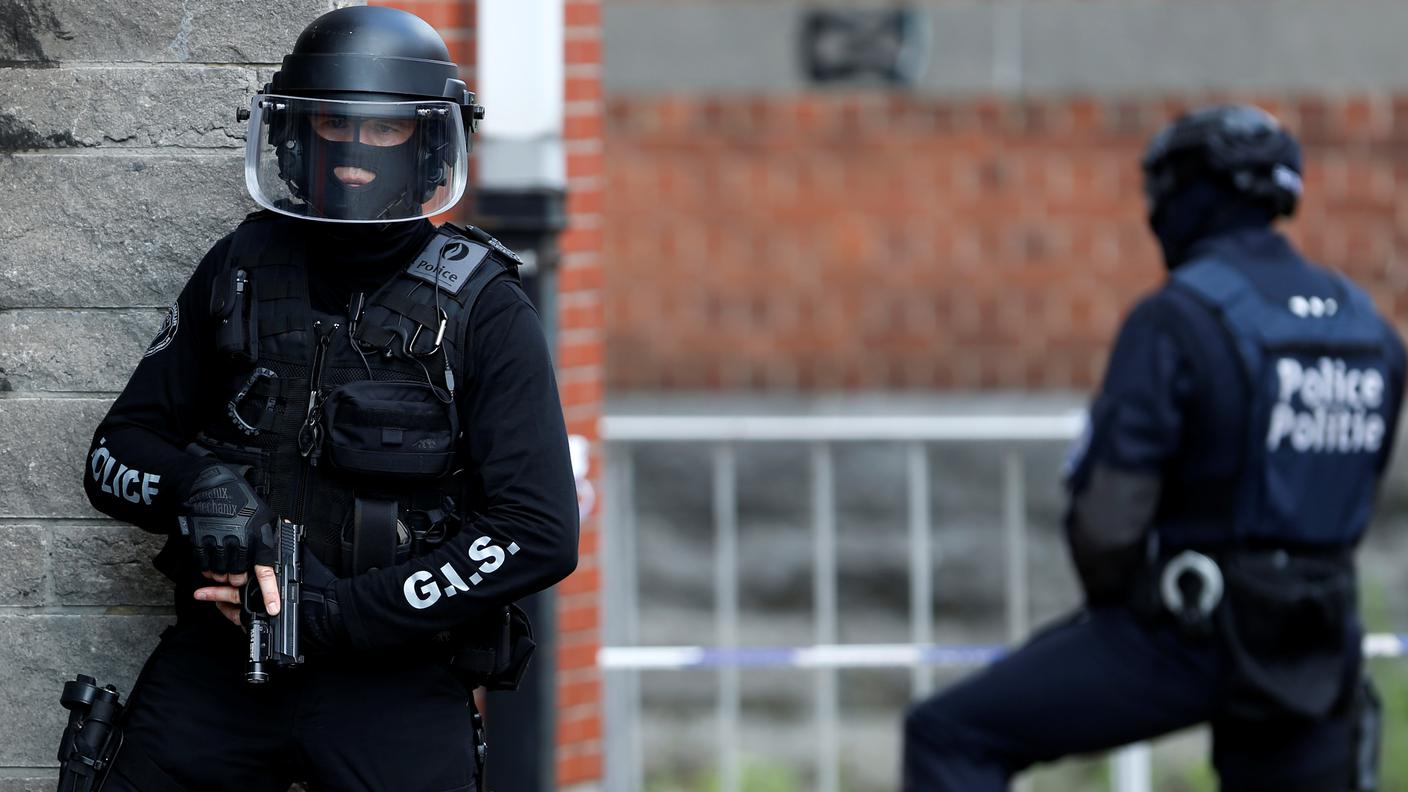 Durante le perquisizioni sono state ritrovate armi, tra cui kalashnikov e munizioni