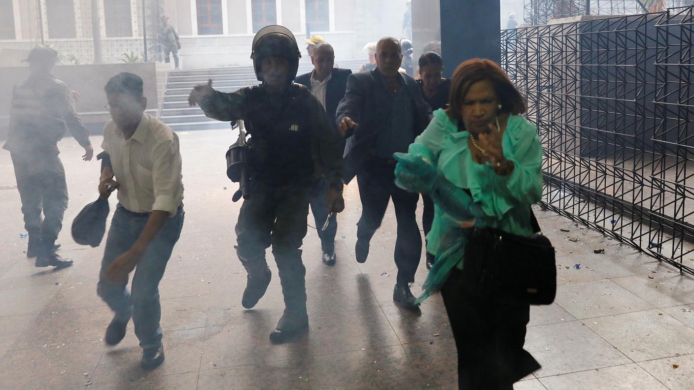Aggrediti deputati, giornalisti e funzionari parlamentari