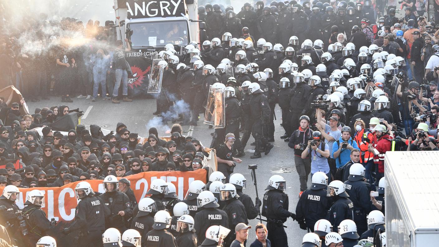 Il corteo viene circondato