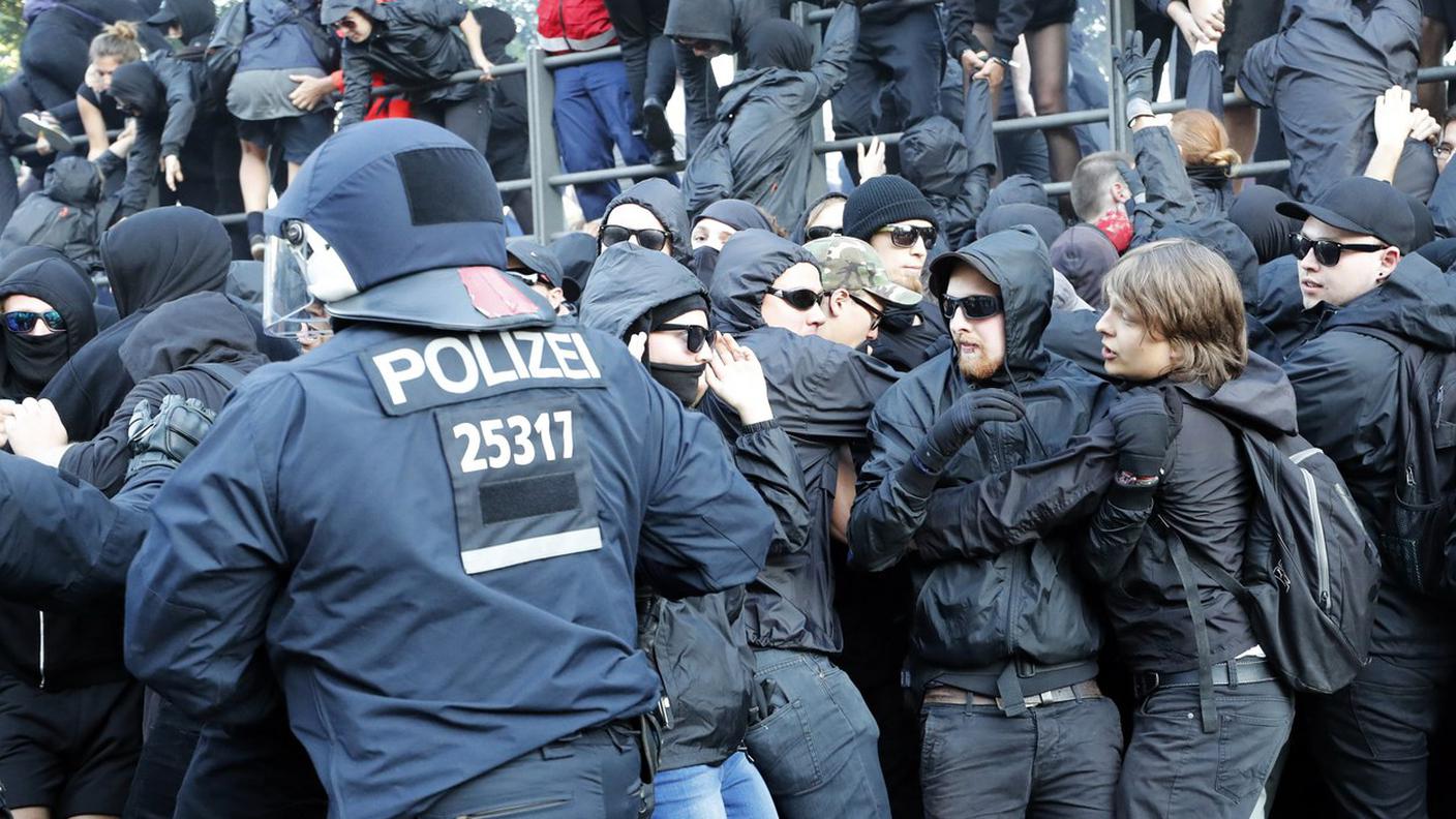 Scene di guerriglia urbana ad Amburgo