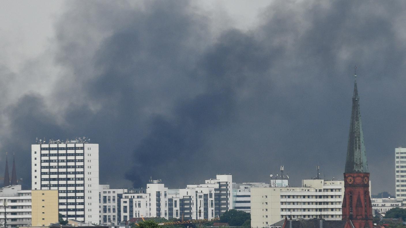 Il fumo testimonia di nuovi incidenti nella città tedesca