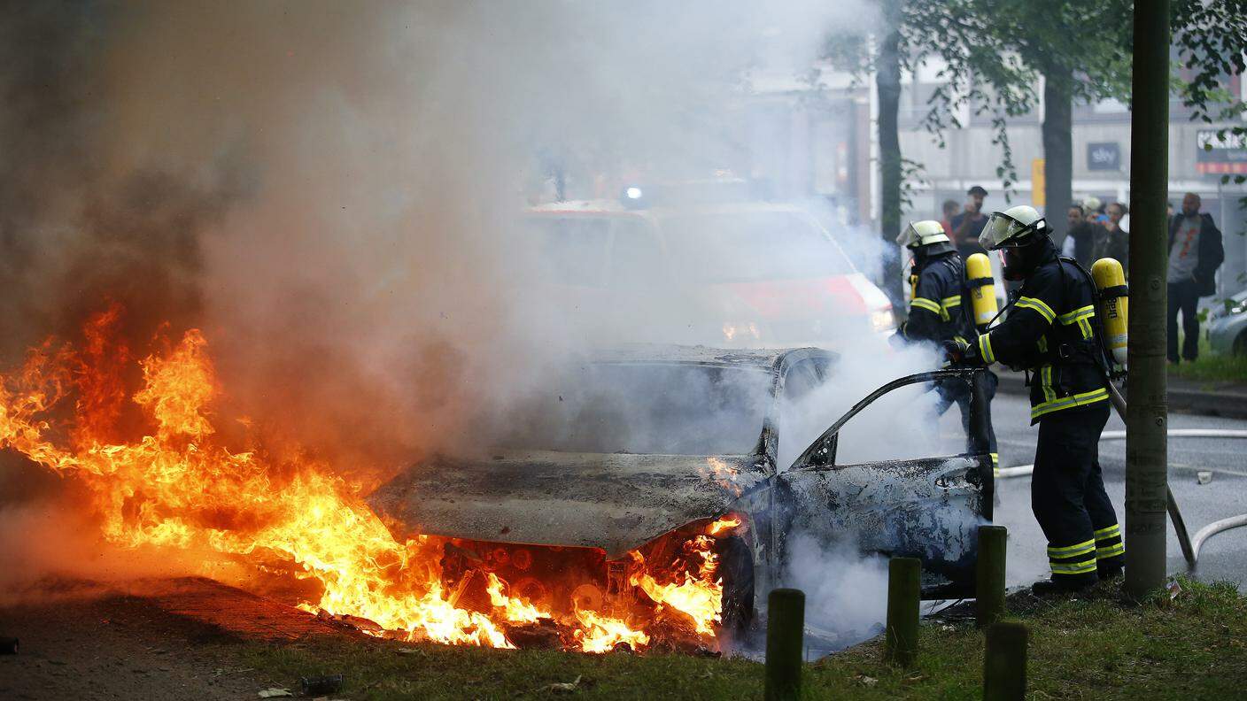 Pompieri al lavoro su un veicolo dato alle fiamme