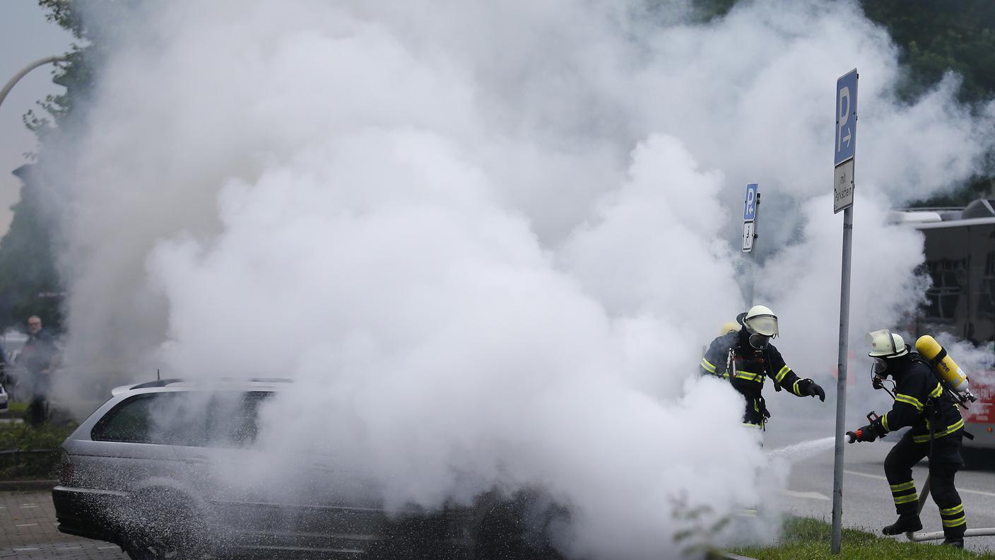 Un altro veicolo incendiato