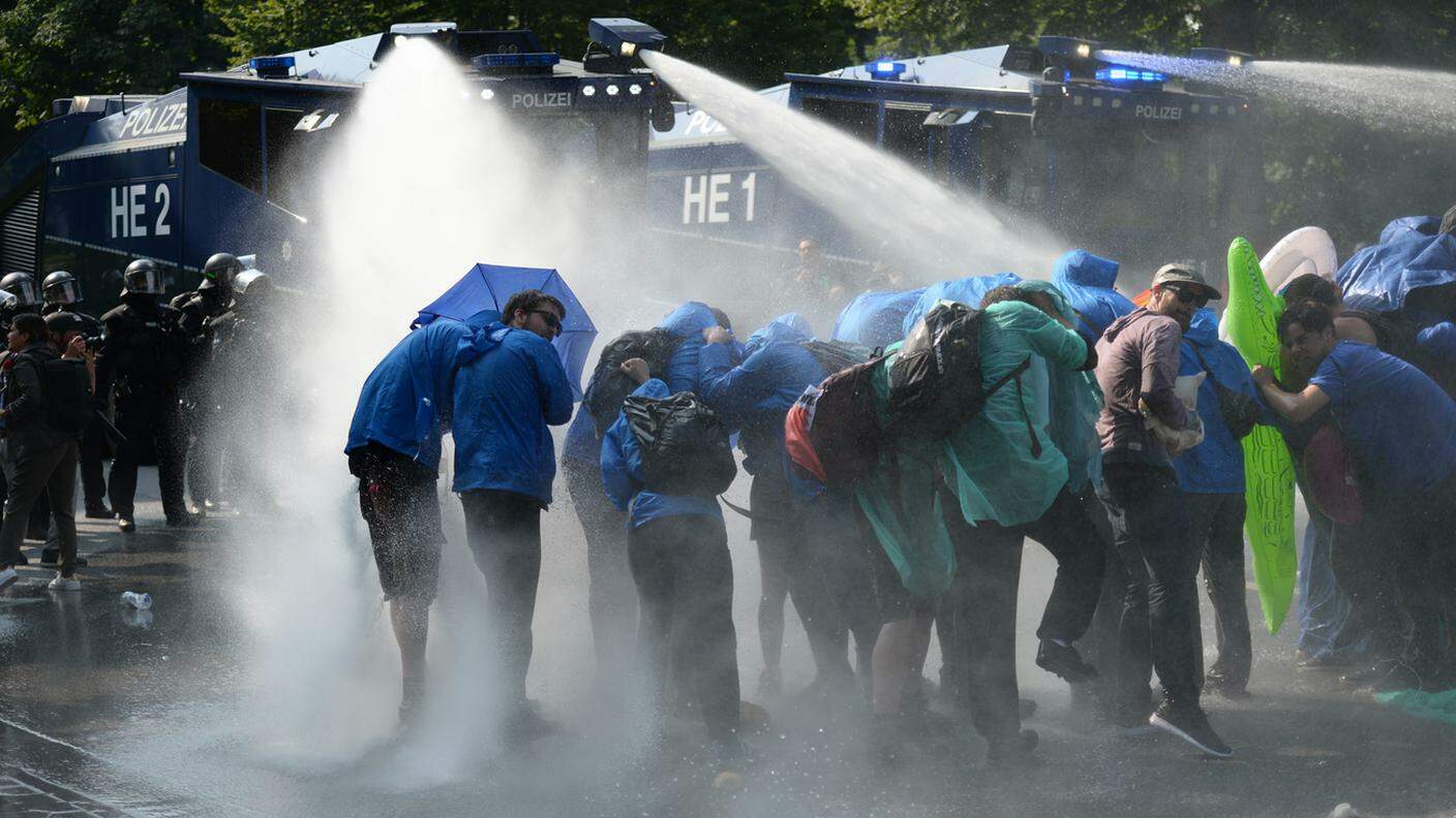 Getti d'acqua per disperdere i manifestanti