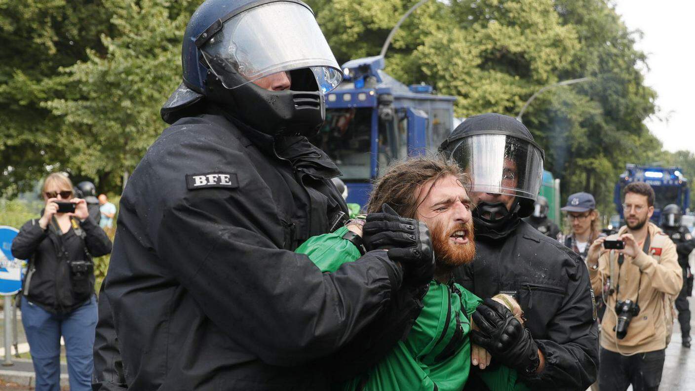 Un dimostrante arrestato dalla polizia