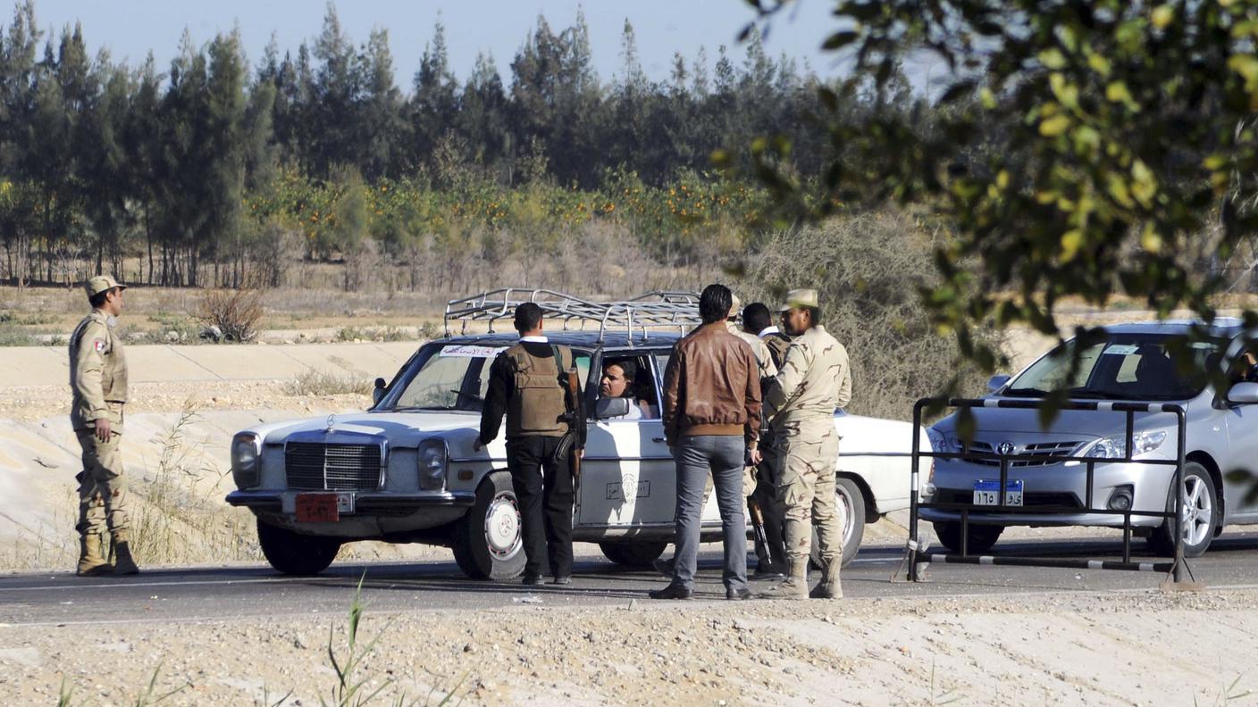 Terroristi dell'IS hanno assalito punti di controllo dell'esercito egiziano nel Sinai