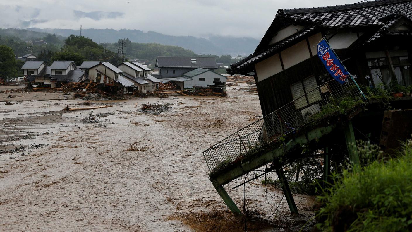 Case distrutte dal maltempo ad Asakura, nella prefettura di Fukuoka
