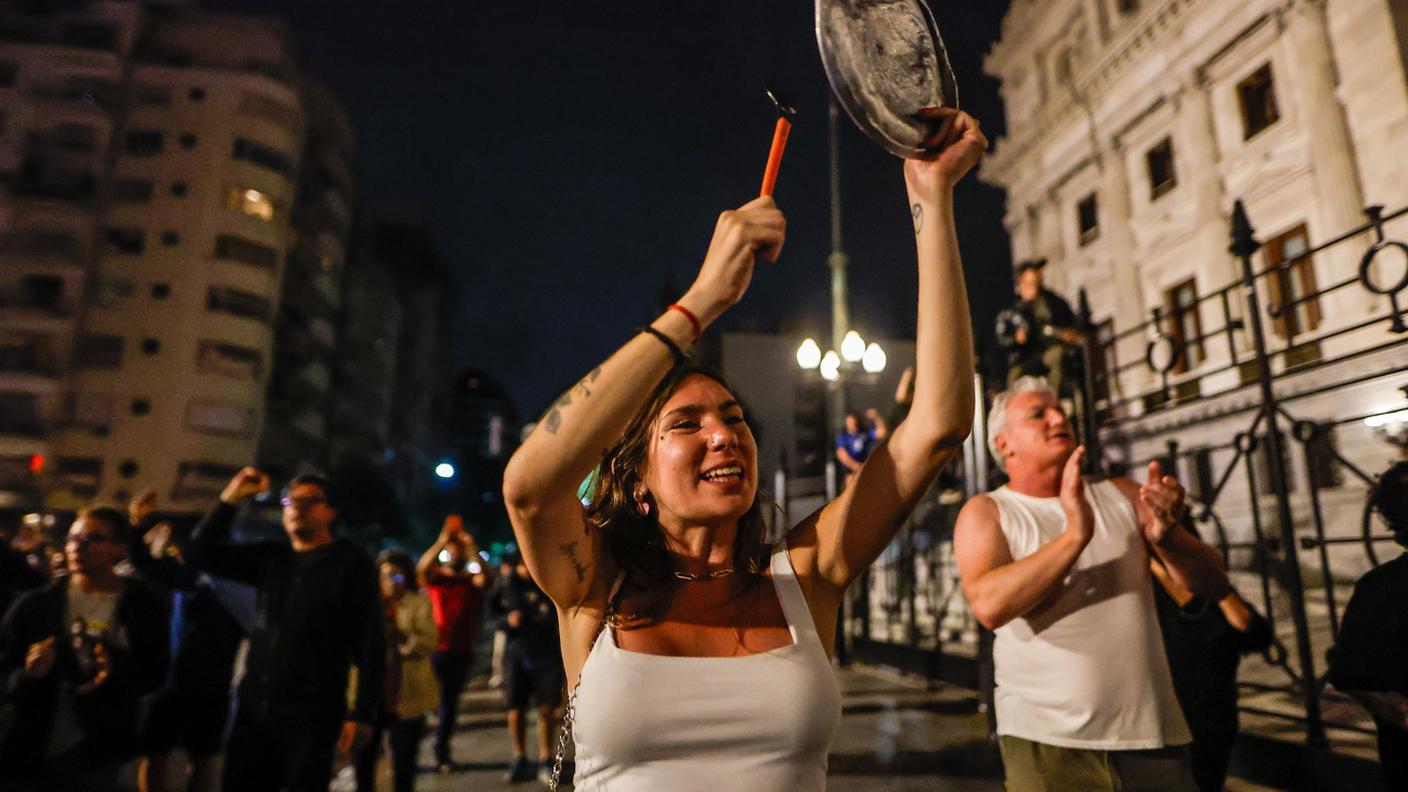Una donna protesta rumorosamente in piazza a Buenos Aires