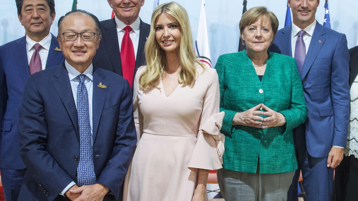 Ivanka Trump, al centro davanti al padre, con il premier giapponese, quello canadese, il presidente della Banca mondiale e la cancelliera tedesca
