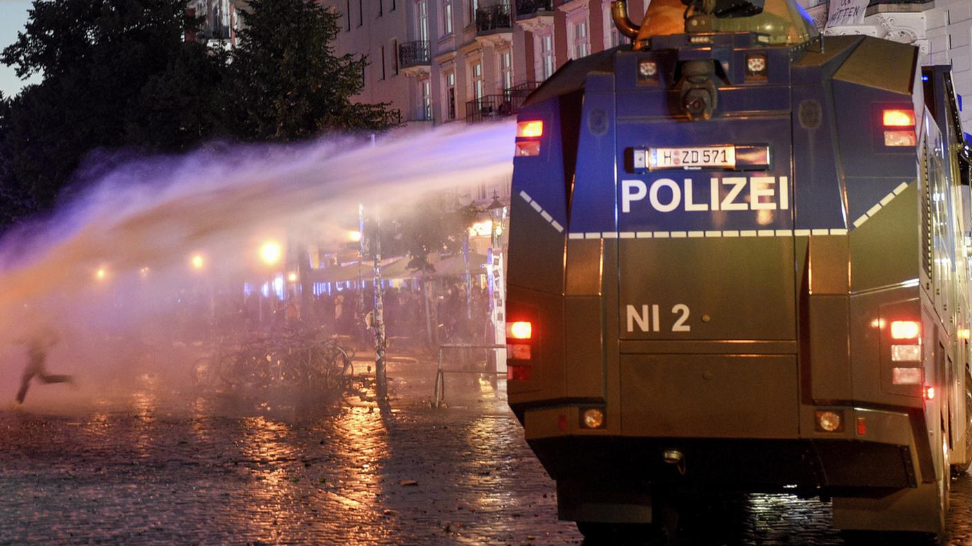 Gli agenti hanno usato gli idranti