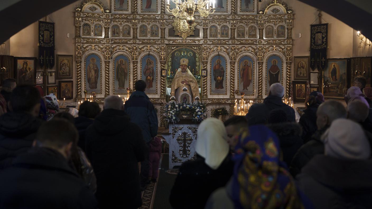 Fedeli ascoltano la messa in una chiesa ortodossa ucraina