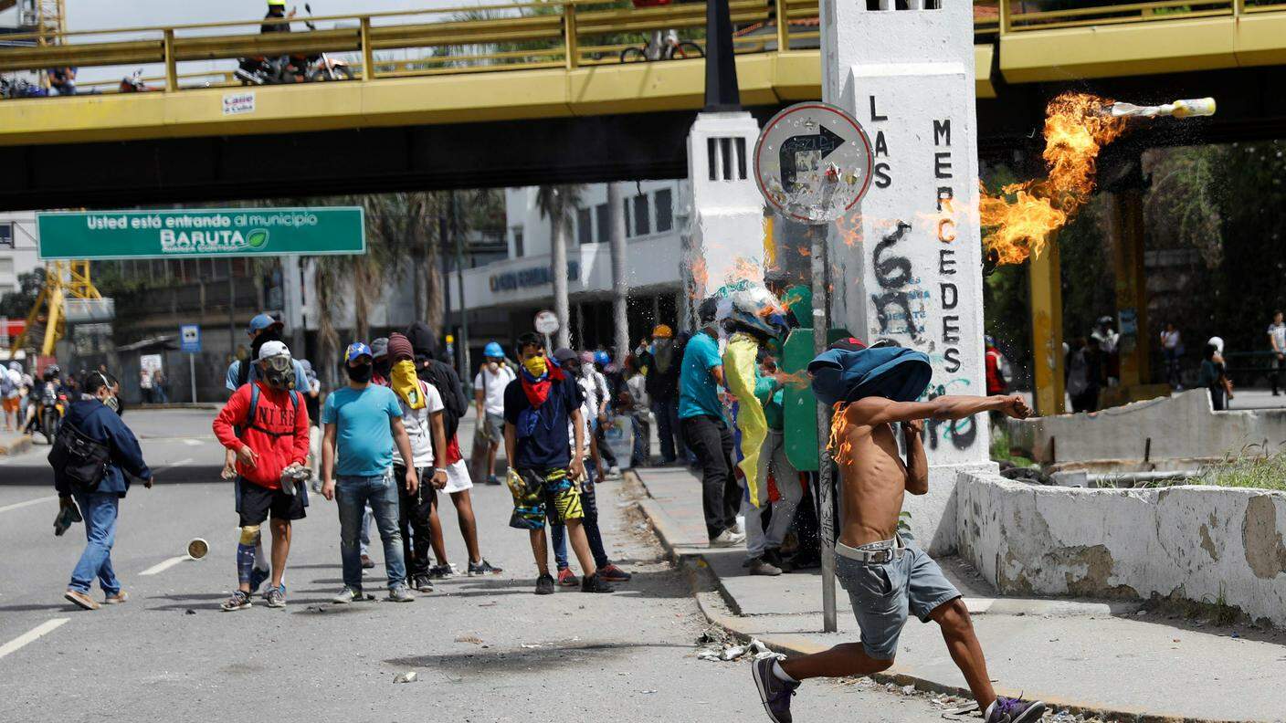 I disordini in Venezuela sono continuati ovunque per tutta la giornata di lunedì