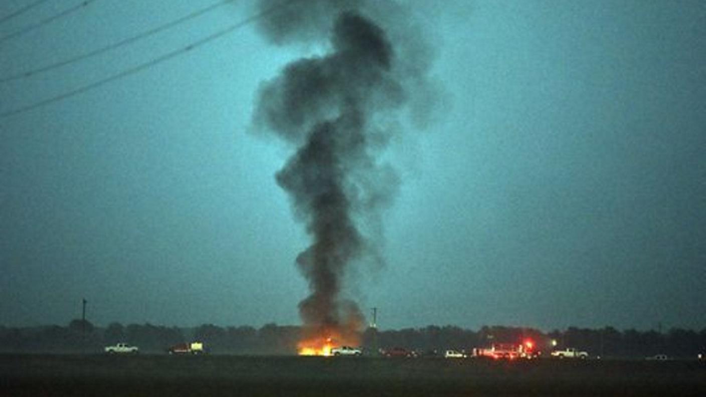 Il punto in cui è caduto l'aereo, ancora in fiamme, in un'area rurale del Mississippi