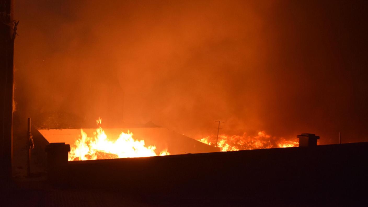 Le fiamme hanno raggiunto e distrutto casolari e strutture sulle colline messinesi