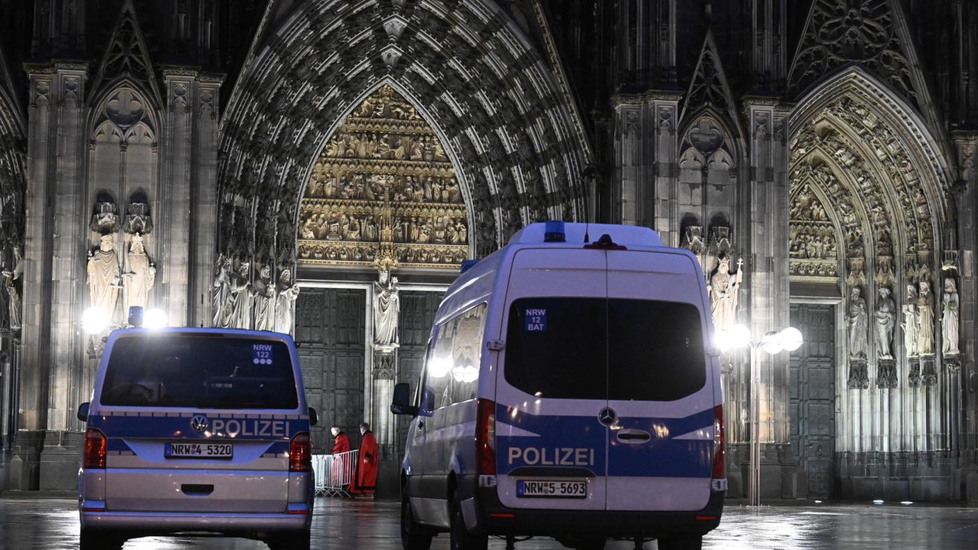 Veicoli della polizia tedesca domenica davanti al duomo di Colonia