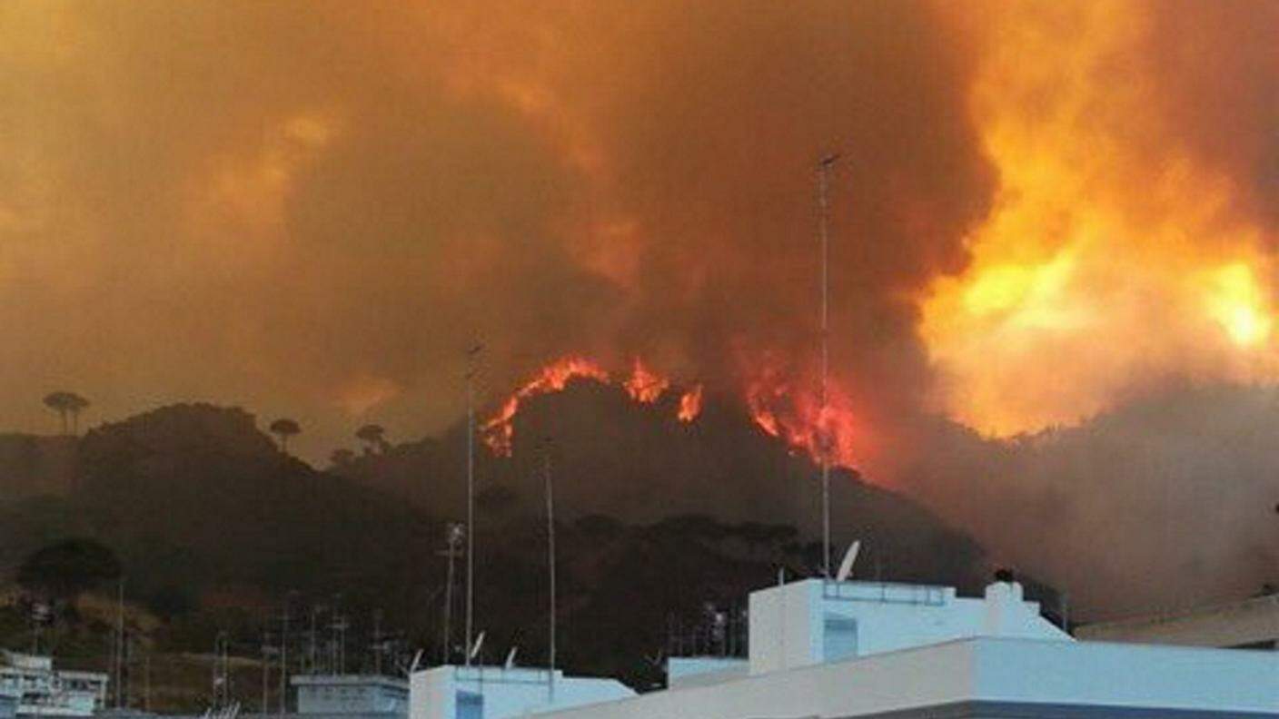 L'immagine diffusa da Fiorello dei monti attorno a Messina arsi dagli incendi