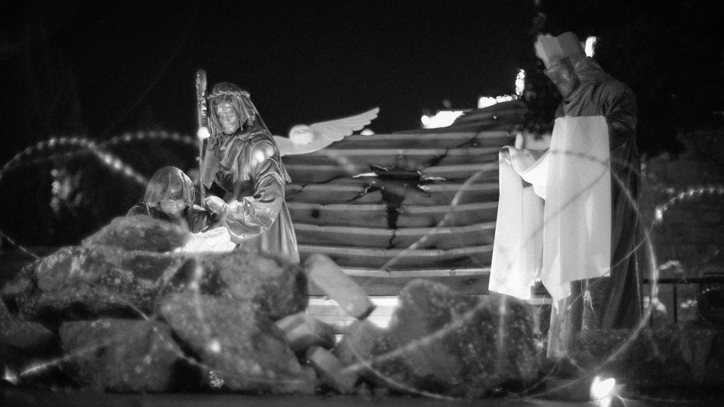 Il presepe di Betlemme col filo spinato, a simboleggiare l'occupazione israeliana dei Territori palestinesi