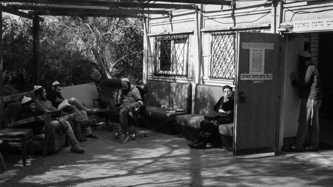 L'interno di un centro di aggregazione nell'insediamenti di Shilo in Cisgiordania