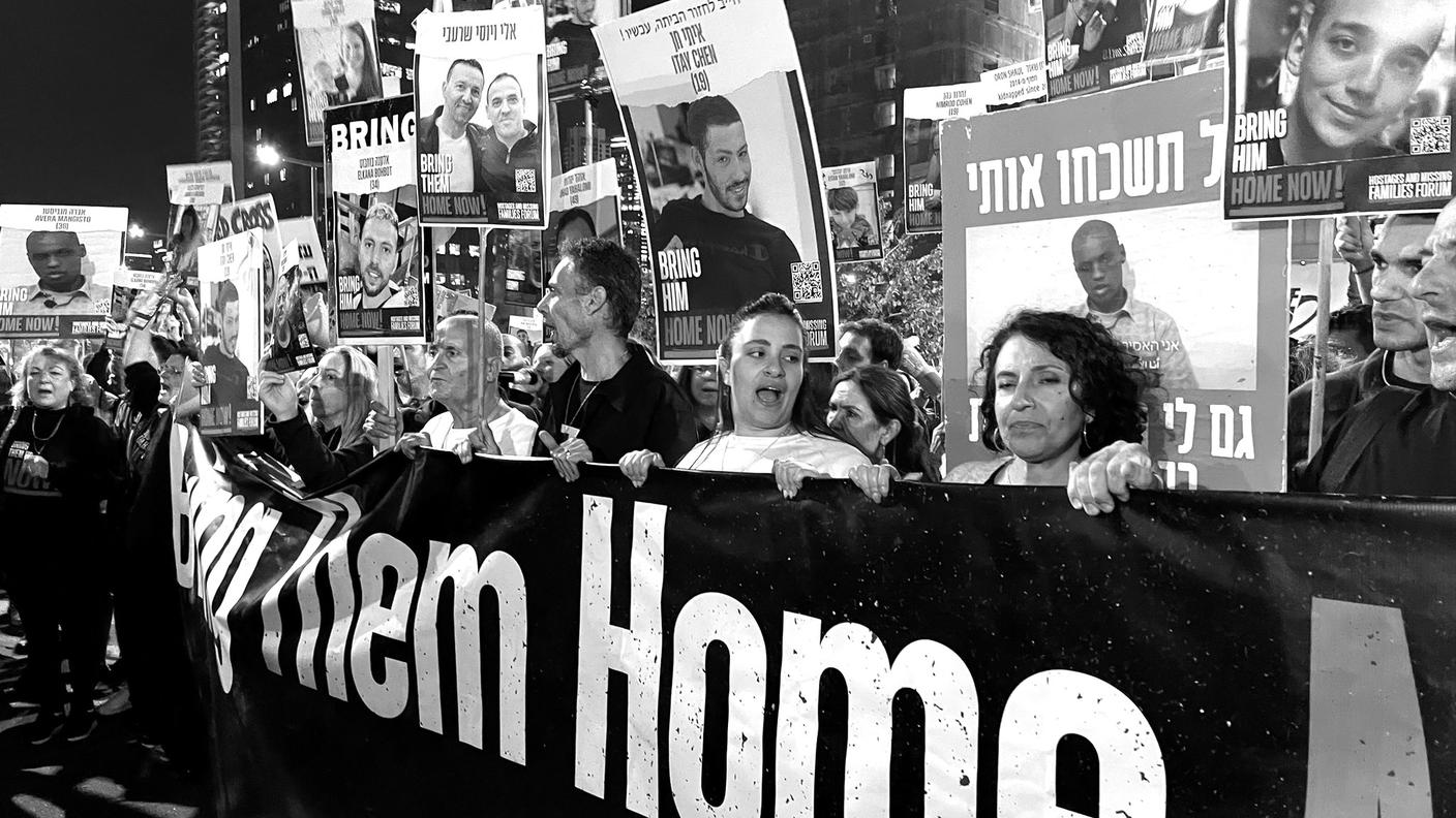 La moglie di Raz, i cui fratelli sono tuttora ostaggi a Gaza, in una protesta a Tel Aviv per la loro liberazione 