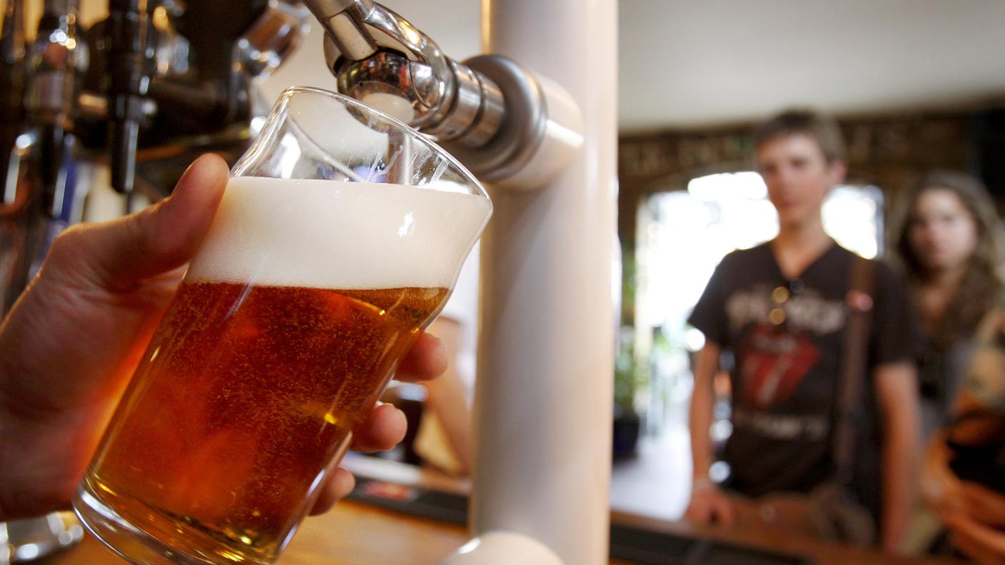 Un barista prepara una pinta di birra in un pub di Londra