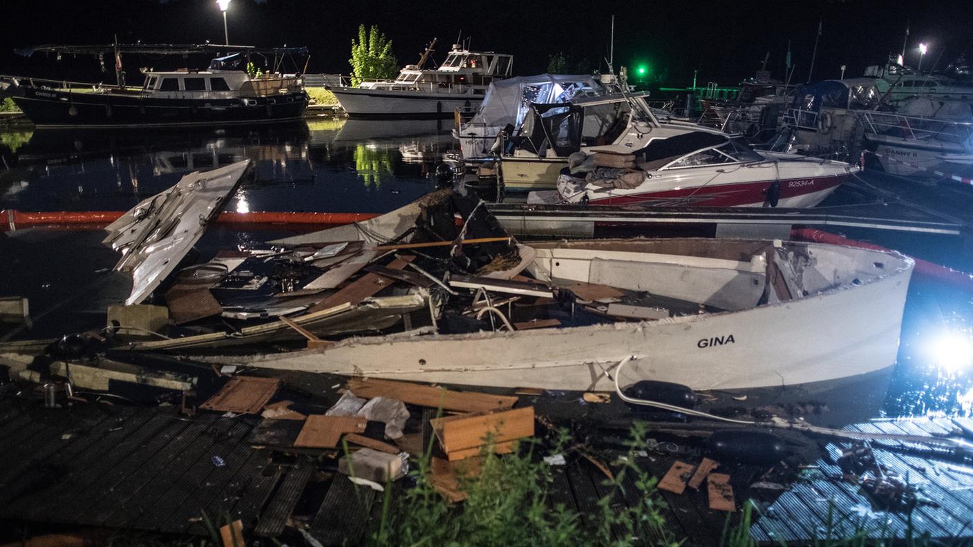 I resti dello yacht scoppiato nel porto di Minden martedì in serata