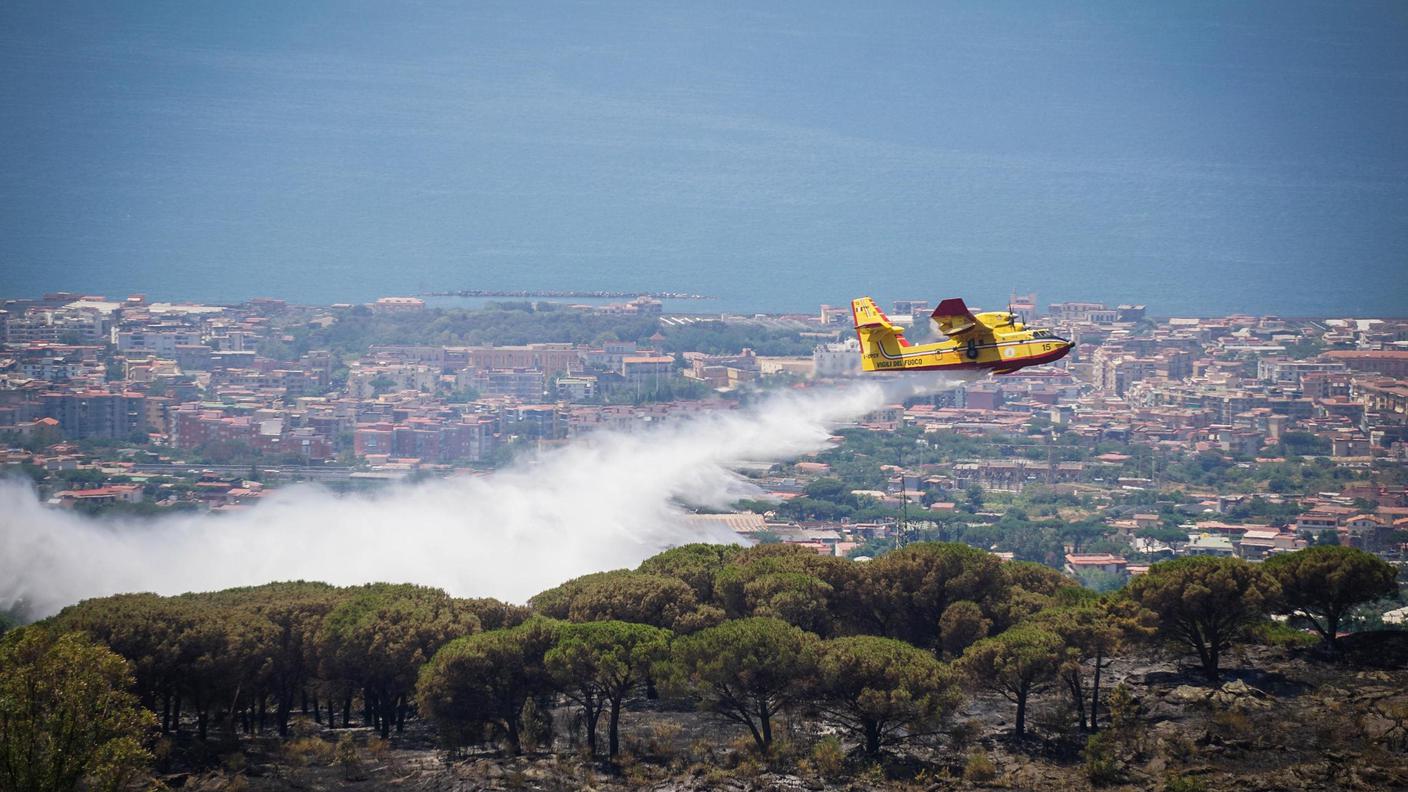 Le fiamme bruciano ettari di bosco sul Vesuvio, presso Ercolano