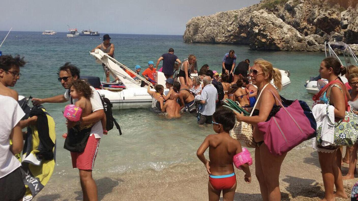 600 persone portate via con le navi
