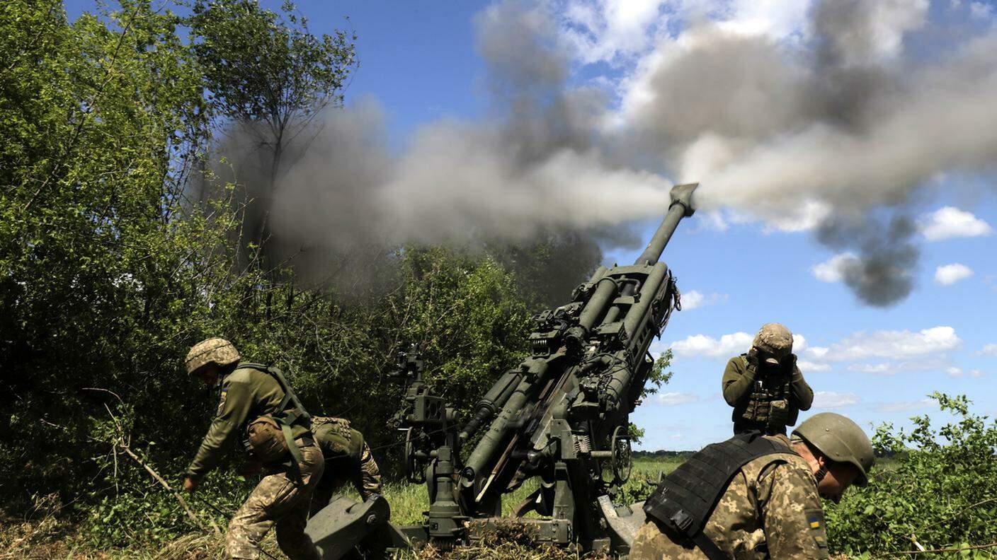 Soldati ucraini aprono il fuoco con un howitzer americano M777 sul fronte orientale sabato KEY.jpg