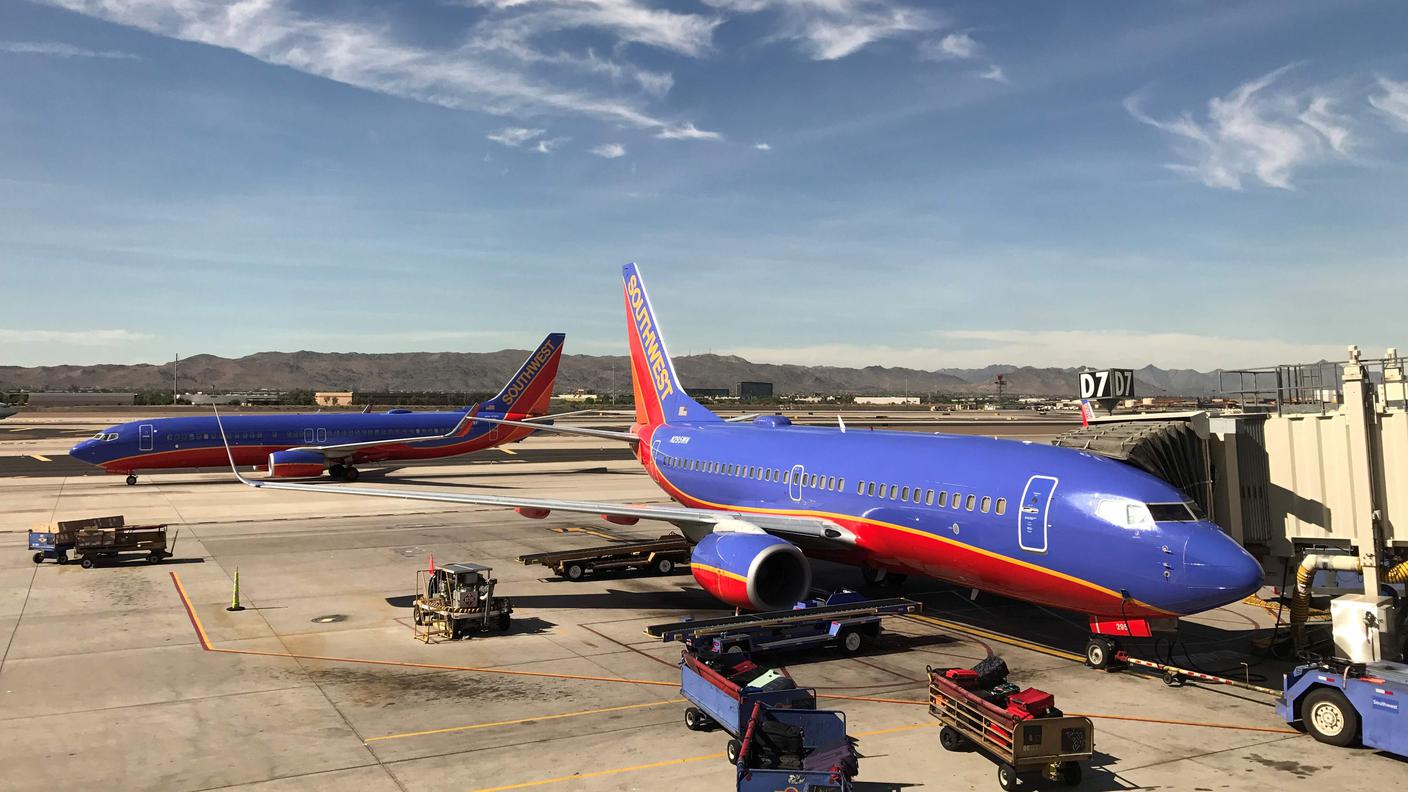 Aerei fermi a terra all'aeroporto di Phoenix, negli Stati Uniti