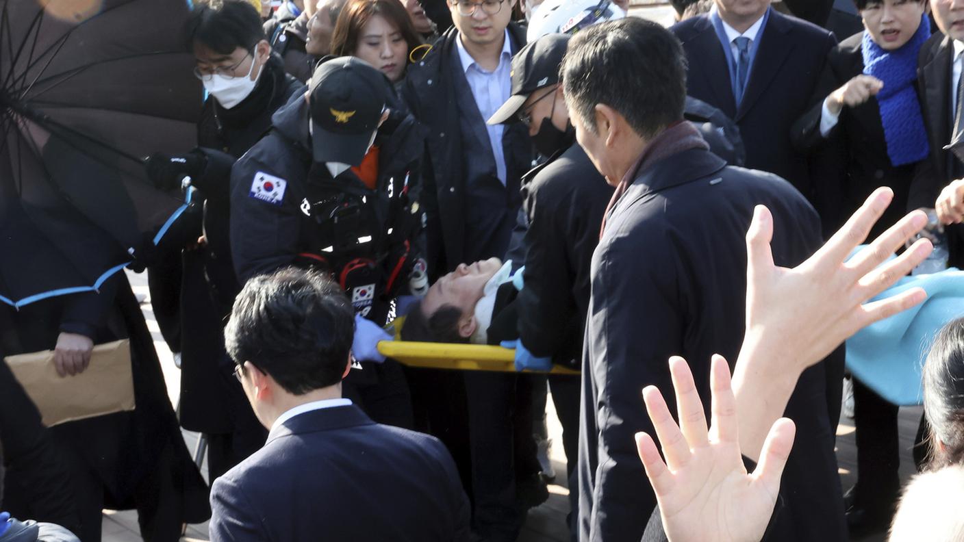 Lee Jae-myung è portato in ospedale dopo l'aggressione