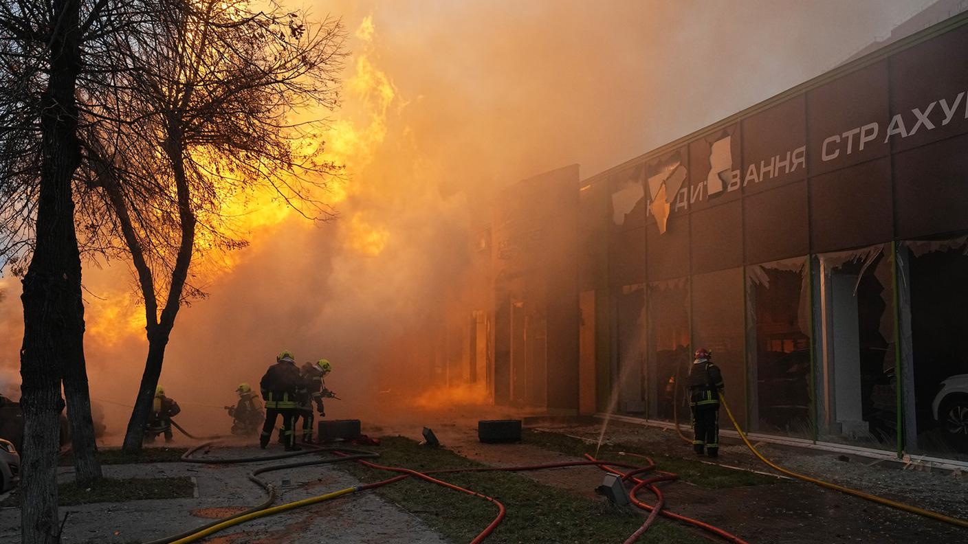 Pompieri ucraini tentano di spegnere un incendio divampato a Kiev
