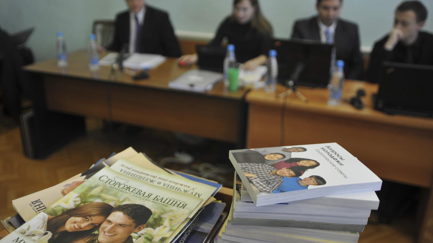 Alcune pubblicazioni dei Testimoni di Geova russi che i giudici hanno proibito