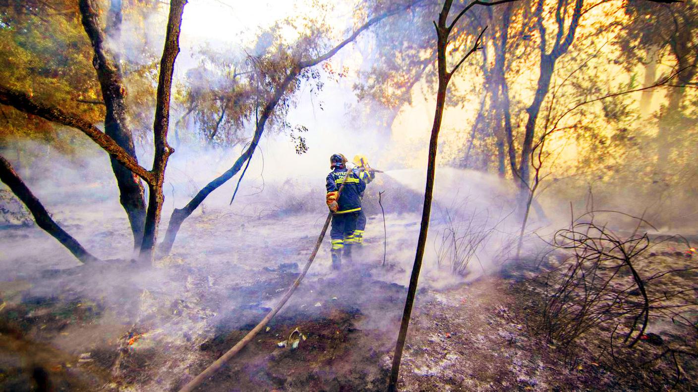 Pompieri in azione un po' in tutta Italia: qui a Castelfusano, vicino a Roma