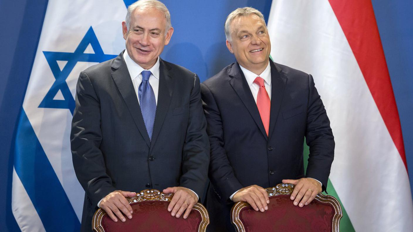 Benjamin Netanyahu e, a destra, il suo omologo ungherese Viktor Orban