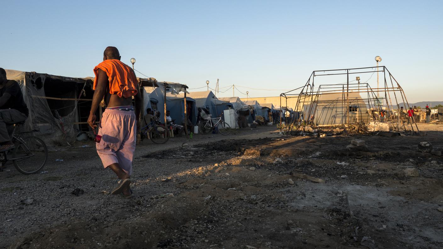 Alcuni dei 700 immigrati che hanno salvato la tenda saranno trasferiti entro fine luglio