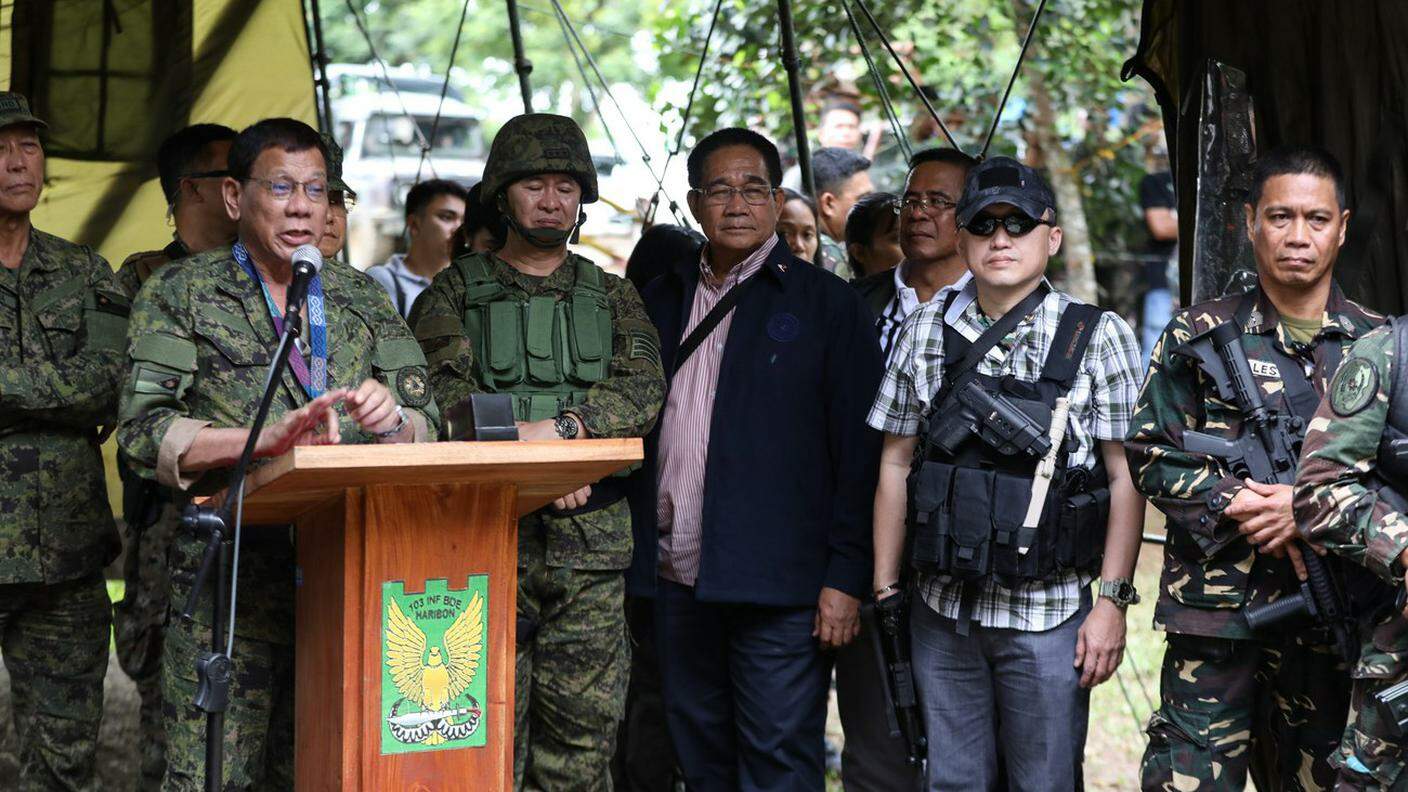 Il presidente Duterte continua con la linea militare