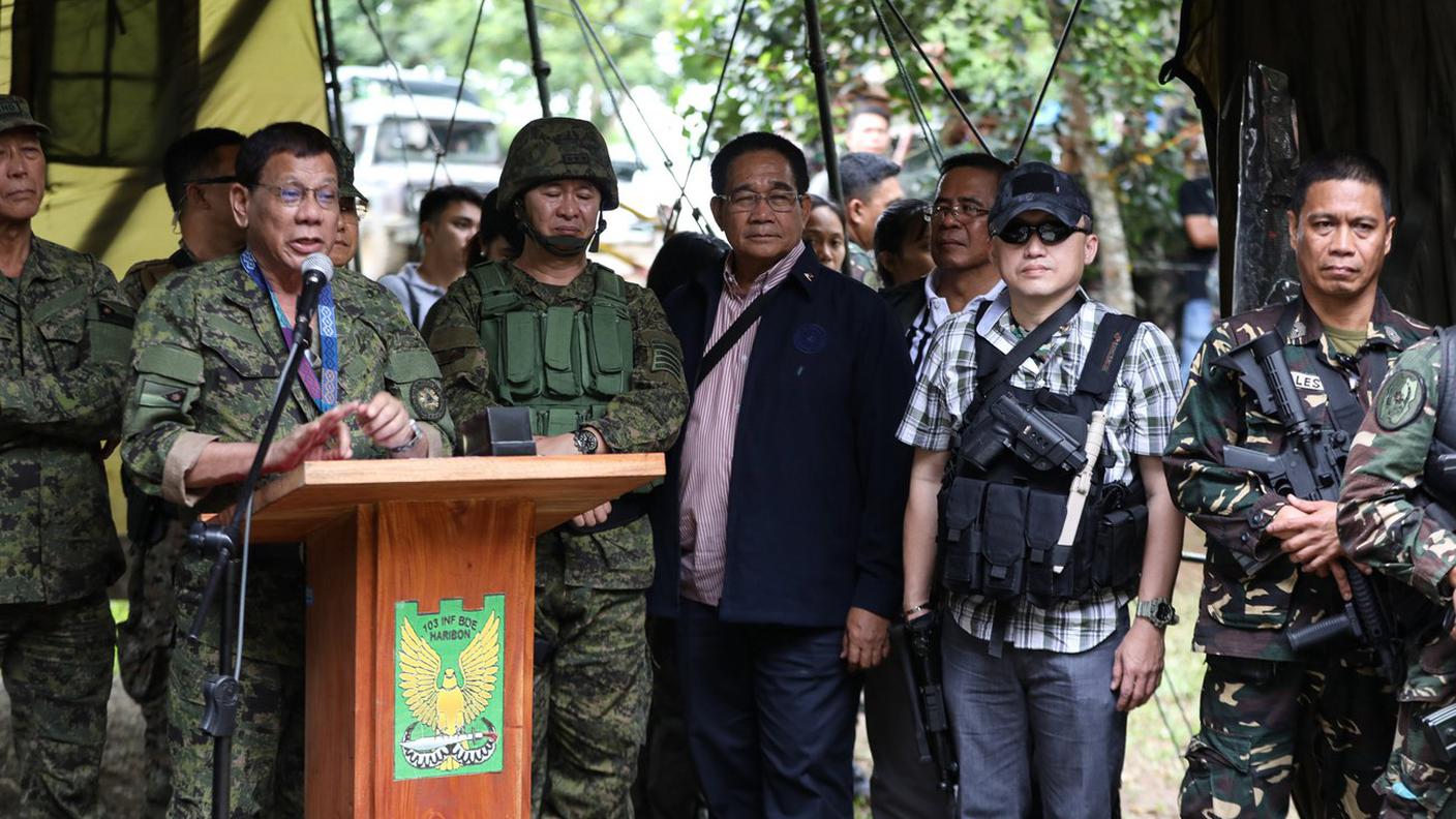 Il presidente Duterte continua con la linea militare
